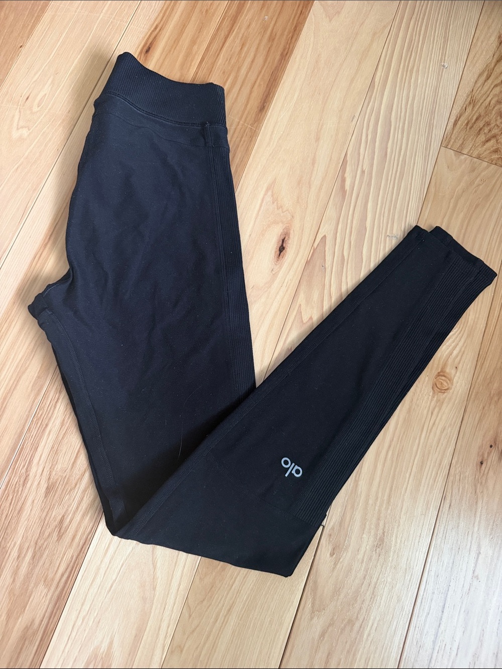 ALO Yoga Black High-Rise Leggings with Subtle Logo